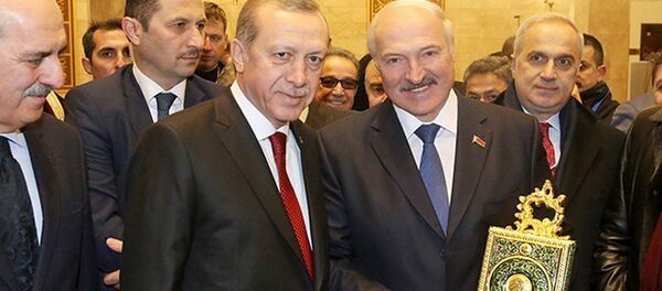 Президент Беларуси Александр Лукашенко и Президент Турции Реджеп Тайип Эрдоган на церемонии открытия Соборной мечети в Минске - Sputnik Азербайджан