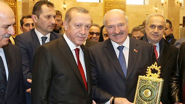 Президент Беларуси Александр Лукашенко и Президент Турции Реджеп Тайип Эрдоган на церемонии открытия Соборной мечети в Минске - Sputnik Азербайджан