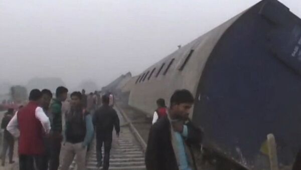 Пассажирский поезд сошел с рельсов в Индии. Кадры с места ЧП - Sputnik Азербайджан