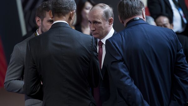 Президенты США Барак Обама и Владимир Путин на первом рабочем заседании лидеров экономик саммита АТЭС в Лиме - Sputnik Азербайджан