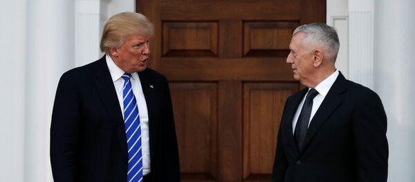 Встреча избранного президента США Дональда Трампа с генералом Корпуса морской пехоты США Джеймсом Н. Мэттисом в Национальном гольф-клубе Трампа в Бедминстере, 19 ноября 2016 года - Sputnik Азербайджан