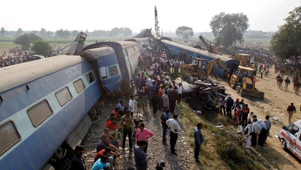 Поисковые работы на месте железнодорожной трагедии в Пукраяне, к югу от города Канпур, Индия, 20 ноября 2016 года - Sputnik Азербайджан
