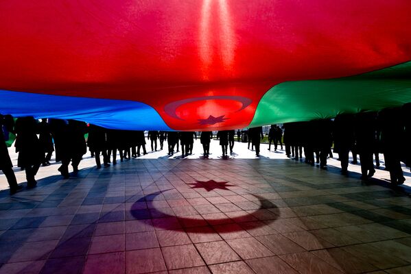 Шествие, посвященное Дню Государственного флага Азербайджана - Sputnik Азербайджан