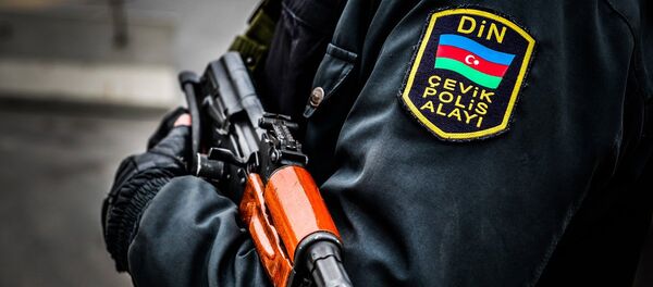 Сотрудник Полицейского полка быстрого реагирования при МВД Азербайджана, фото из архива - Sputnik Азербайджан