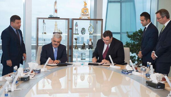 Подписание соглашения по итогам встречи в Баку президента SOCAR Ровнага Абдуллаева и генерального директора TOTAL Патрика Пуянне - Sputnik Азербайджан