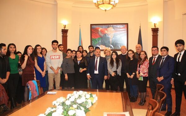 В АГЭУ представили творческий клуб студентов Русской экономической школы - Sputnik Азербайджан
