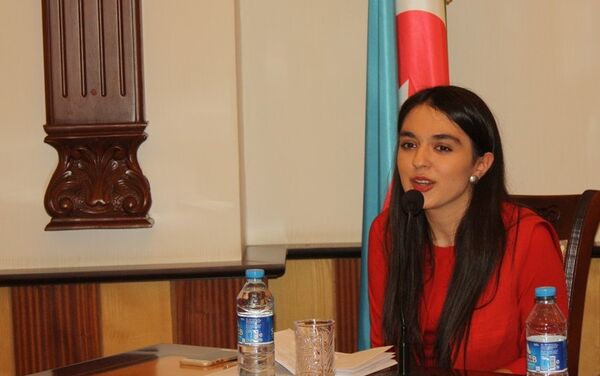 С.Гадирова представила сборник своих стихотворений «Я научила свое сердце улыбаться» - Sputnik Азербайджан
