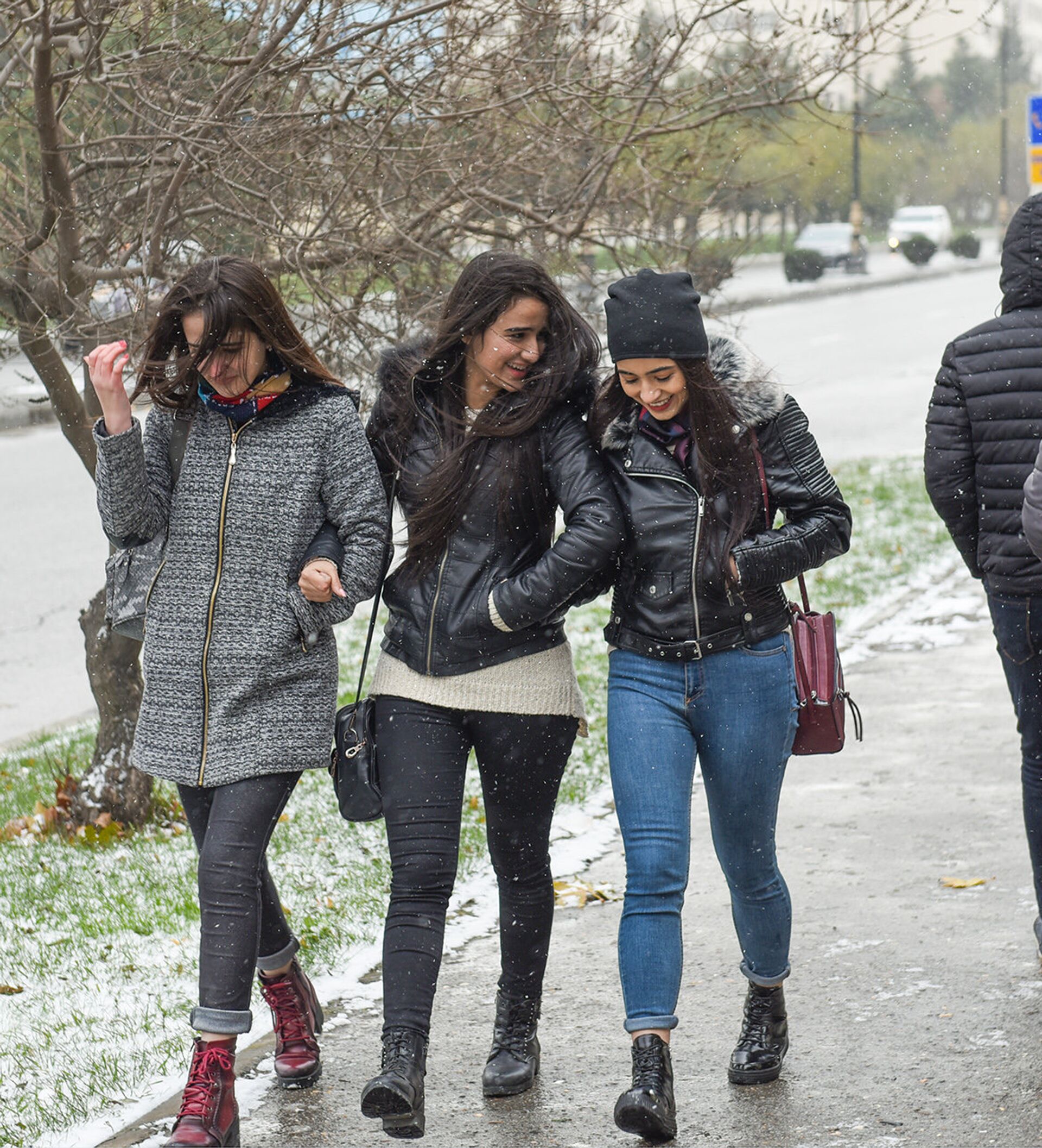 Погода в азербайджане в апреле. Баку девушки на улице. Как одеваются в Баку женщины. Женщины на улицах Баку. Баку люди на улице.