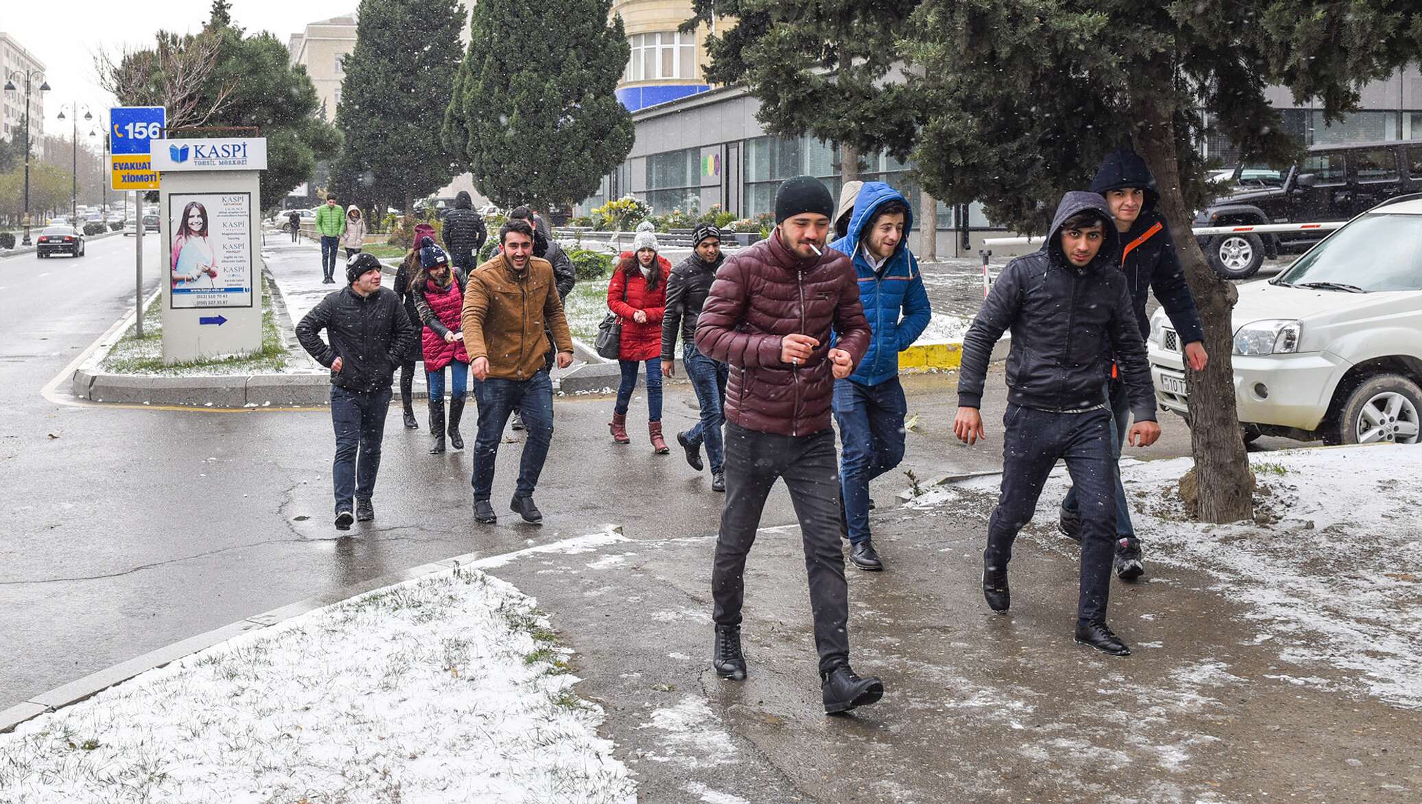 Погода в азербайджане в апреле. Снег в Азербайджане. Баку в феврале. Баку зимой. Снежный Азербайджан.
