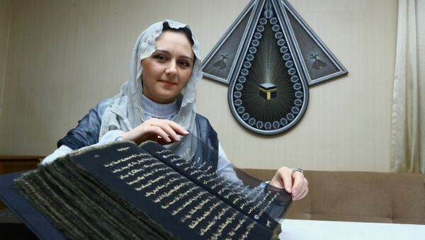 Азербайджанская художница и мастер по росписи Тунзале Мамедзаде и ее шелковый Коран - Sputnik Азербайджан