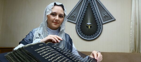Азербайджанская художница и мастер по росписи Тунзале Мамедзаде и ее шелковый Коран - Sputnik Азербайджан