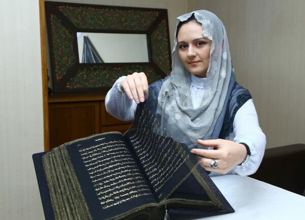 Идея создать священную книгу из ткани пришла девушкев годы учебы в Университете Мармары в Стамбуле Идея создать священную книгу из ткани пришла девушкев годы учебы в Университете Мармары в Стамбуле - Sputnik Азербайджан
