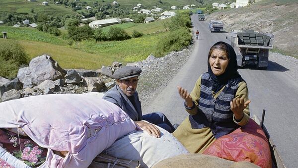 Жители Нагорного Карабаха вынуждены покинуть свои дома в результате оккупационных действий Армении, 1992 год - Sputnik Азербайджан