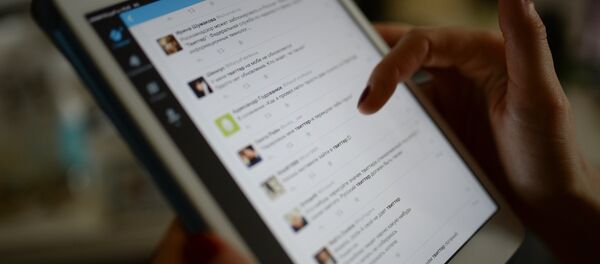 Страница сайта Twitter на экране планшетного компьютера, фото из архива Страница сайта Twitter на экране планшетного компьютера, фото из архива - Sputnik Азербайджан