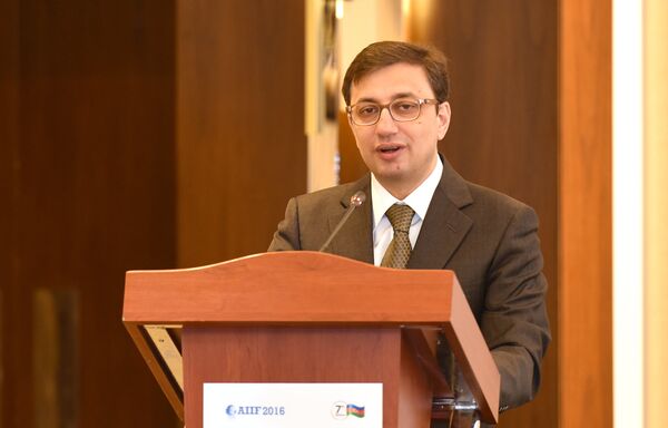 Председатель Совета директоров Палаты надзора над финансовыми рынками Руфат Асланлы Председатель Совета директоров Палаты надзора над финансовыми рынками Руфат Асланлы - Sputnik Азербайджан