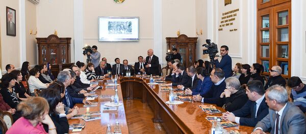 В Президентской библиотеке Управления делами президента АР состоялась презентация четырех брошюр на азербайджанском, английском и русском языках по истории Иреванского ханства - Sputnik Азербайджан