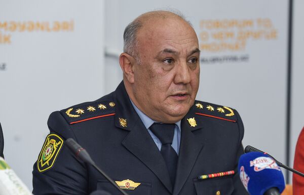 Дорожный полицейский посоветовал водителям упростить себе жизнь во время Формулы-1 Дорожный полицейский посоветовал водителям упростить себе жизнь во время Формулы-1 - Sputnik Азербайджан