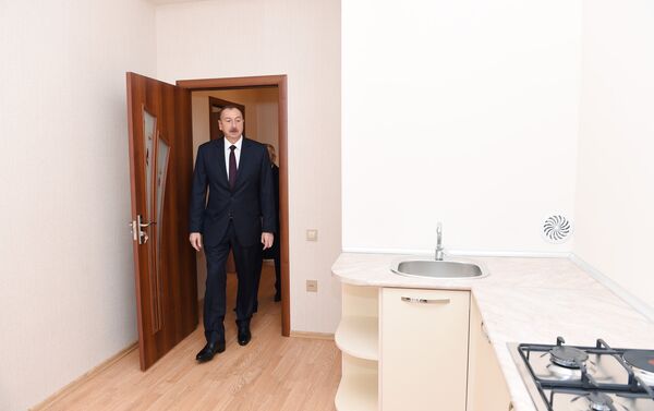 Ильхам Алиев принял участие в открытии нового жилого здания, построенного в Сабунчинском районе - Sputnik Азербайджан