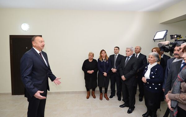 Ильхам Алиев принял участие в открытии нового жилого здания, построенного в Сабунчинском районе - Sputnik Азербайджан
