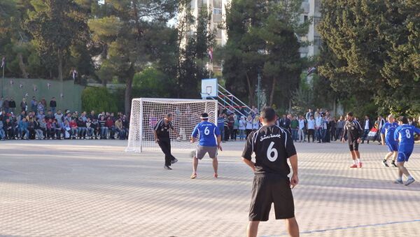 Сирийские власти провели товарищеские футбольные матчи  в Дамаске и Алеппо - Sputnik Азербайджан