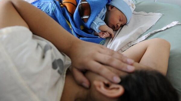 Новорожденный ребенок с матерью, фото из архива - Sputnik Azərbaycan