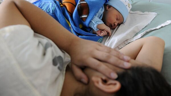 Мать с новорожденным ребенком, фото из архива - Sputnik Азербайджан