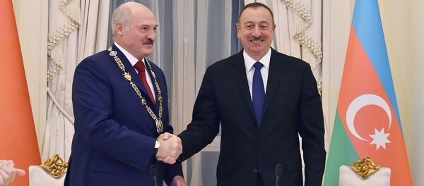 Ильхам Алиев вручает орден Гейдар Алиев Александру Лукашенко Ильхам Алиев вручает орден Гейдар Алиев Александру Лукашенко - Sputnik Азербайджан