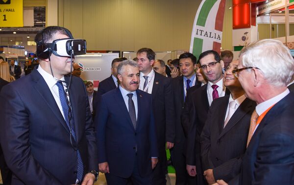 Министр связи и высоких технологий Рамин Гулузаде ознакомился с выставкой - Sputnik Азербайджан