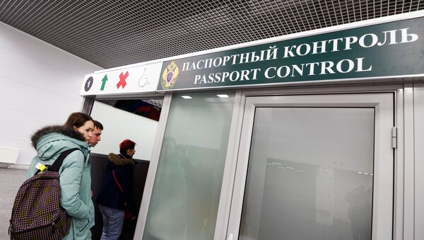 Паспортный контроль в московском аэропорту, фото из архива - Sputnik Азербайджан