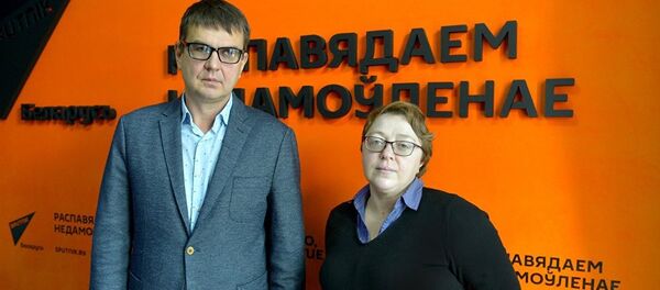 Корреспондент агентства Sputnik Беларусь Елена Ольшанская и глава инвесткомпании Юнитер Андрей Дерех - Sputnik Азербайджан
