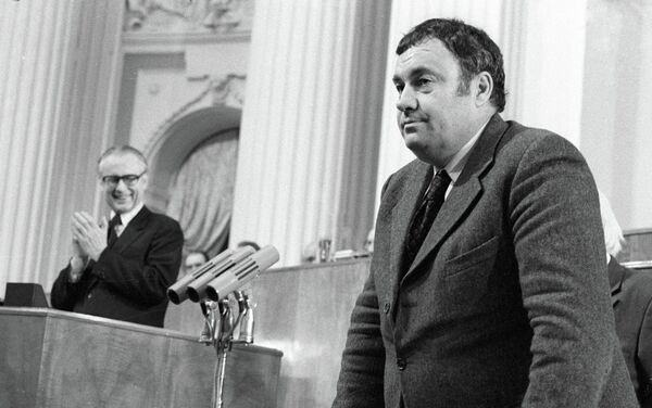 Кинорежиссер Эльдар Рязанов выступает после получения Государственной премии 1977 года деятелям литературы и искусства - Sputnik Азербайджан