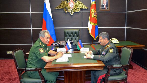 Министр обороны Азербайджана Закир Гасанов (справа) и министр обороны России Сергей Шойгу - Sputnik Азербайджан