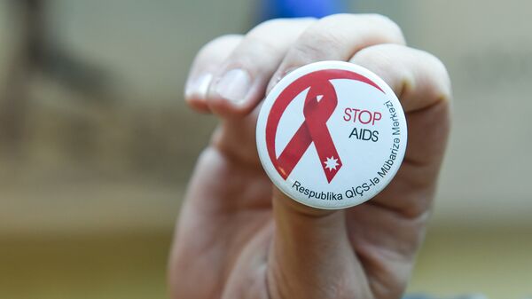 Нагрудный знак Республиканского центра борьбы со СПИДом - Sputnik Азербайджан