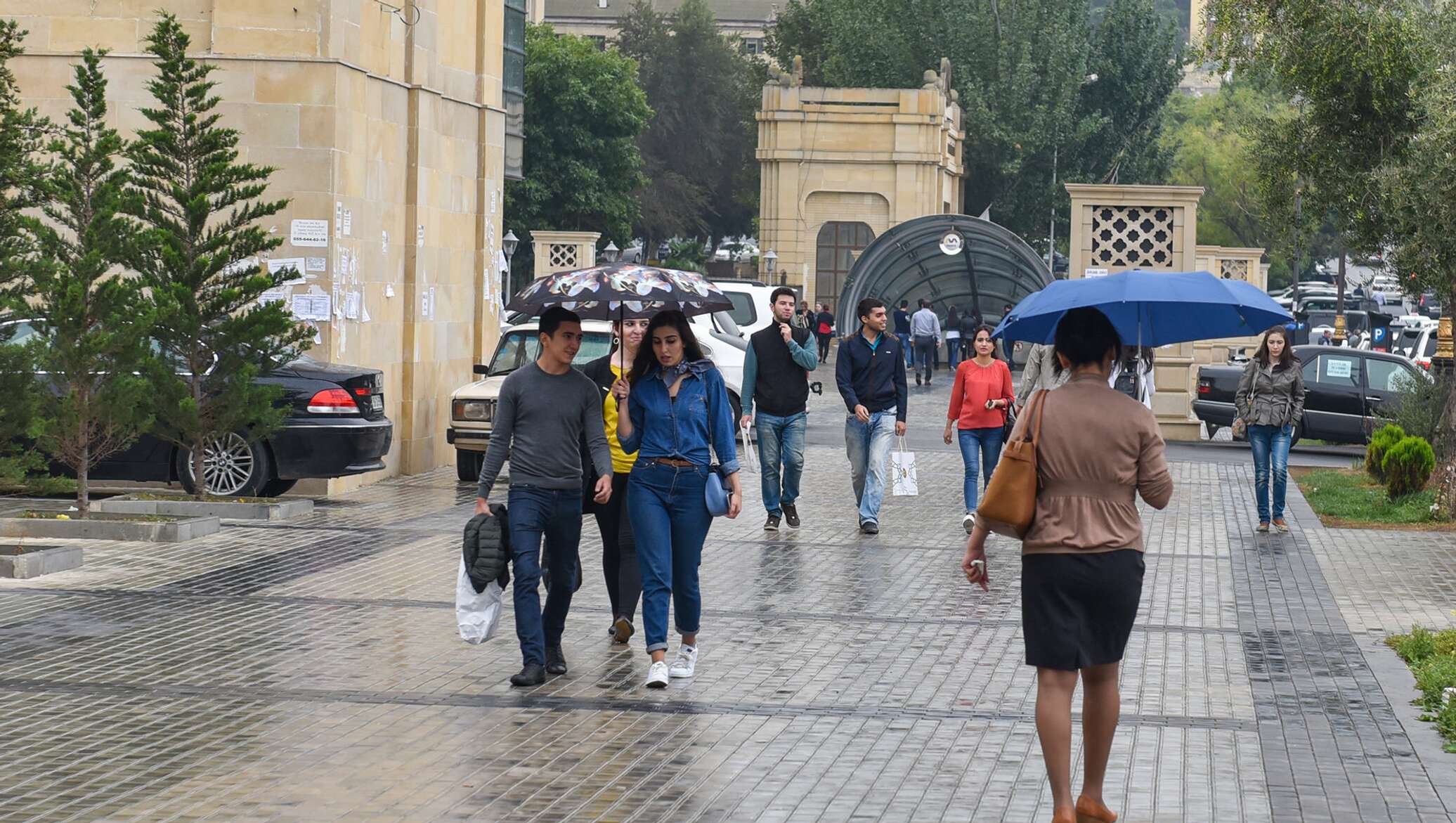 Самая точная погода в баку. Азербайджан для туристов. Баку в марте. Баку климат. Жители Баку в марте.