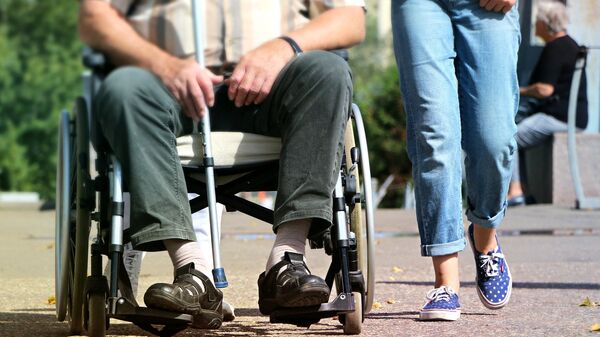 Мужчина в инвалидной коляске, фото из архива - Sputnik Азербайджан