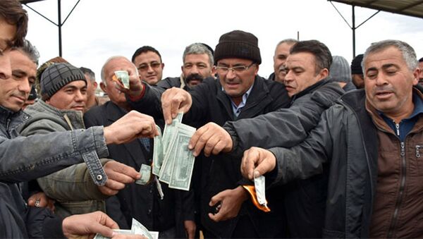 В Турции сжигают доллары - Sputnik Азербайджан