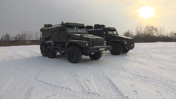 Новый 12-тонный бронемобиль Патруль: тестирование в условиях снега - Sputnik Азербайджан
