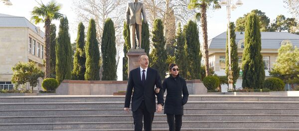 Президент Азербайджана Ильхам Алиев и его супруга Мехрибан Алиева в Тертерском районе - Sputnik Азербайджан