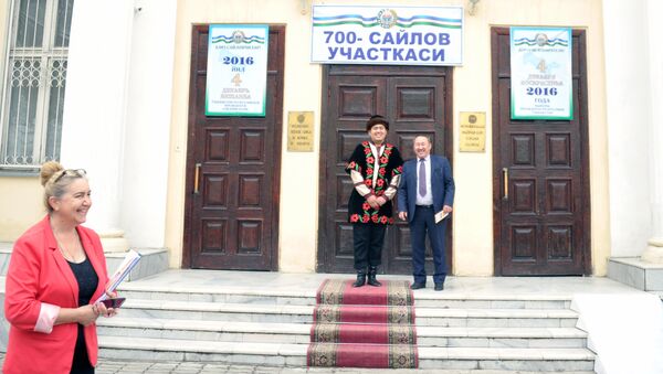 Избирательный участок №700, расположенный в здании Республиканского интернационального культурного центра в Ташкенте - Sputnik Azərbaycan
