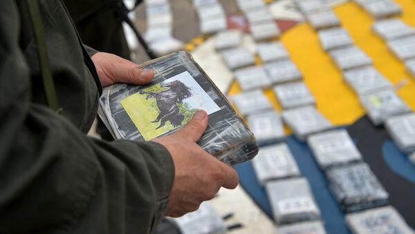 Полицейский в Колумбии изымает партию кокаина, фото из архива - Sputnik Азербайджан