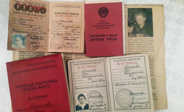 Roza Alışova: Həyatımın böyük bir hissəsini Kommusint partiyasının işinə həsr etmişəm. Bunu taleyimdən, həyat bioqrafiyamdan silə bilmərəm Roza Alışova: Həyatımın böyük bir hissəsini Kommusint partiyasının işinə həsr etmişəm. Bunu taleyimdən, həyat bioqrafiyamdan silə bilmərəm - Sputnik Azərbaycan