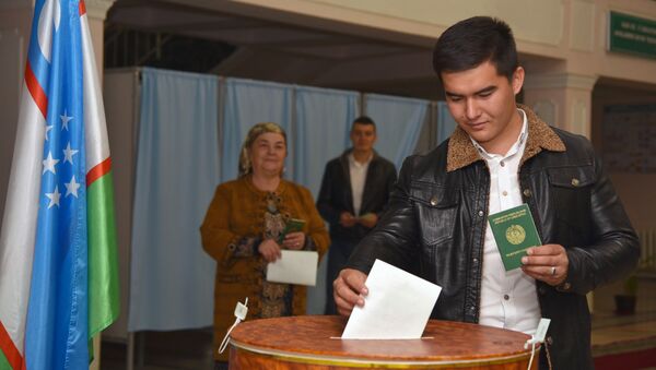 Граждане голосуют на выборах президента Узбекистана, 4 декабря 2016 года - Sputnik Азербайджан