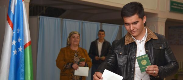 Граждане голосуют на выборах президента Узбекистана, 4 декабря 2016 года - Sputnik Азербайджан