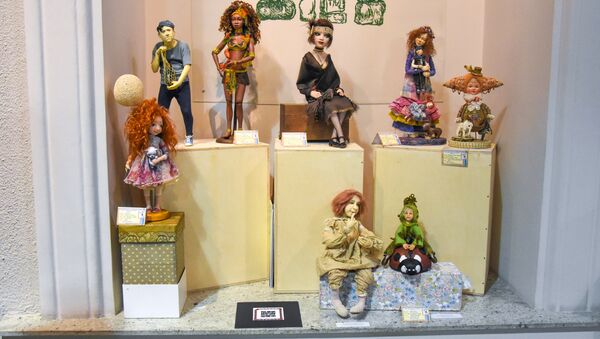 Выставка кукол в Тбилиси: Леонардо да Винчи, Никулин и Чарли Чаплин - Sputnik Азербайджан