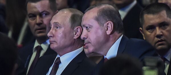 Президент РФ Владимир Путин и глава Турции Реджеп Тайип Эрдоган общаются в ходе XXIII Всемирного энергетического конгресса, Стамбул, 10 октября 2016 года - Sputnik Азербайджан