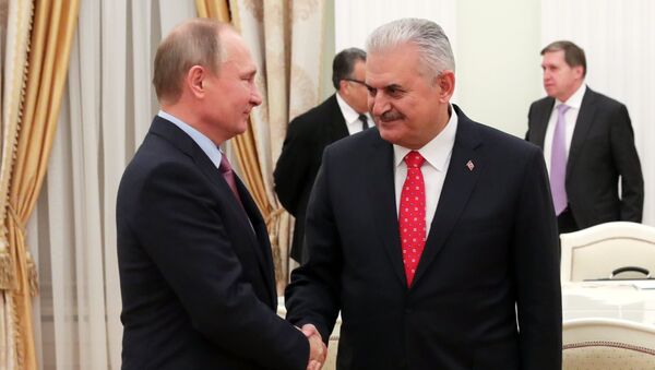 Президент РФ Владимир Путин и премьер-министр Турции Бинали Йылдырым во время встречи в Кремле, 6 декабря 2016 года - Sputnik Азербайджан