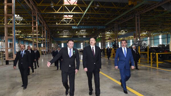 Президент Азербайджана Ильхам Алиев на производственном участке Гянджинского автомобильного завода, 17 февраля 2016 года - Sputnik Азербайджан