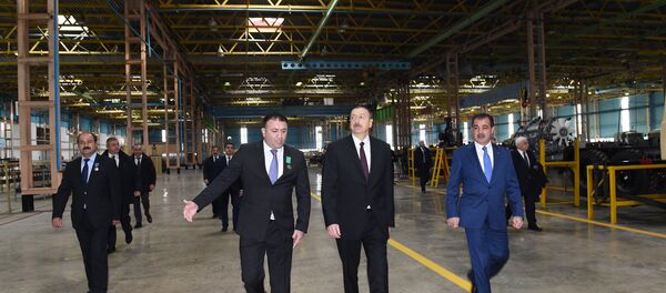 Президент Азербайджана Ильхам Алиев на производственном участке Гянджинского автомобильного завода, 17 февраля 2016 года - Sputnik Азербайджан