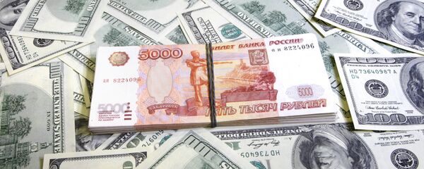 Пачки американских долларов и российских рублей Пачки американских долларов и российских рублей - Sputnik Азербайджан