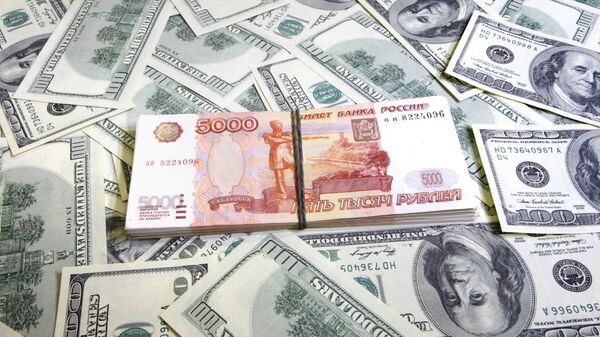 Пачки американских долларов и российских рублей - Sputnik Azərbaycan